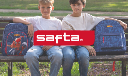 Meninos sentados num banco de jardim com mochilas da safta 